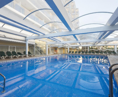 Foto de la piscina cubierta climatizada con luz natural