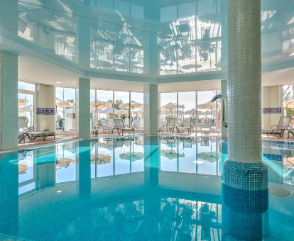 Foto de la piscina cubierta climatizada rodeada de luz natural