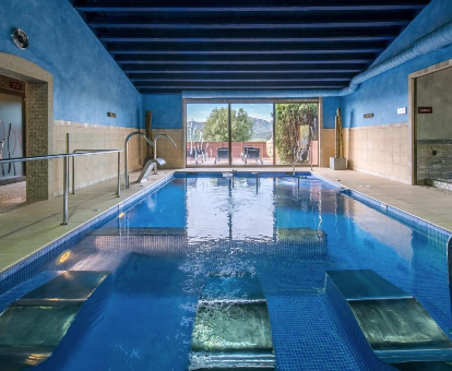 Foto de la piscina cubierta climatizada con zona de relax