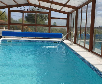Foto de la piscina cubierta con vistas
