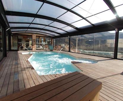 Foto de la piscina cubierta con vistas exteriores