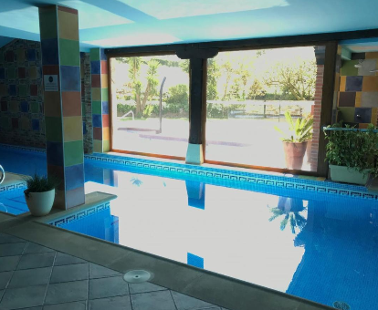 Foto de la piscina cubierta con vistar exterior