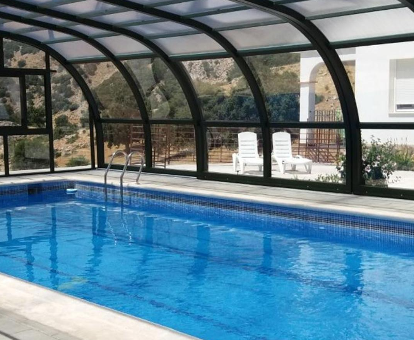 Foto de la piscina exterior cubierta