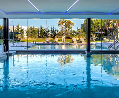 Foto de la piscina interior climatizada con vistas al exterior