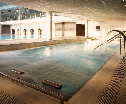 Foto de las piscinas cubiertas climatizadas con chorros de agua y zona de relajación
