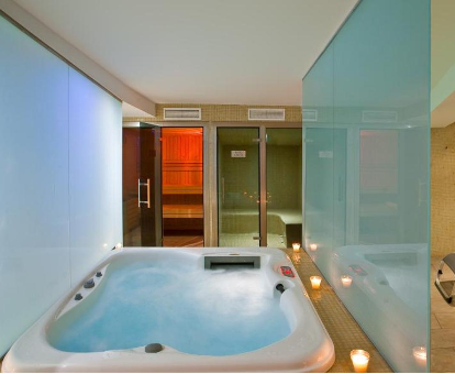 Foto de la bañera de hidromasaje del spa del hotel