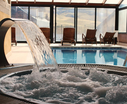Foto de la bañera de hidromasaje y la piscina cubierta climatizada en el Spa