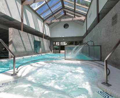 Foto de la bañera de hidromasaje y la piscina cubierta