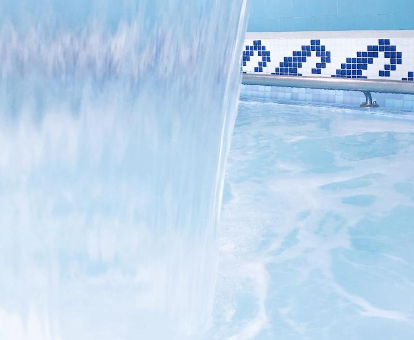 Foto de la piscina cubierta con chorros de agua