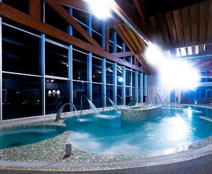 Foto de la piscina cubierta y el jacuzzi del spa