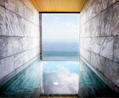Foto de la piscina cubierta del spa con vistas al mar